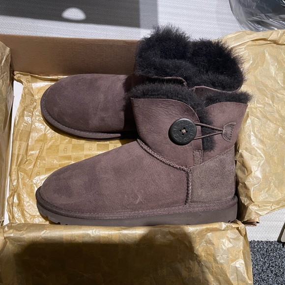 BNIB. UGG boots - Picture 2 of 5